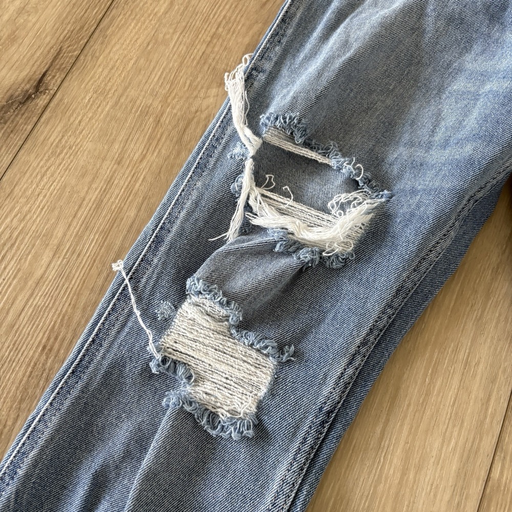Hollister Curvy Ultra High Rise Mom Jean Size 0 Light Wash 24/27 DISTRESSED - Picture 2 of 9